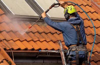 Démoussage et hydrofuge de toiture à Vieille-Église